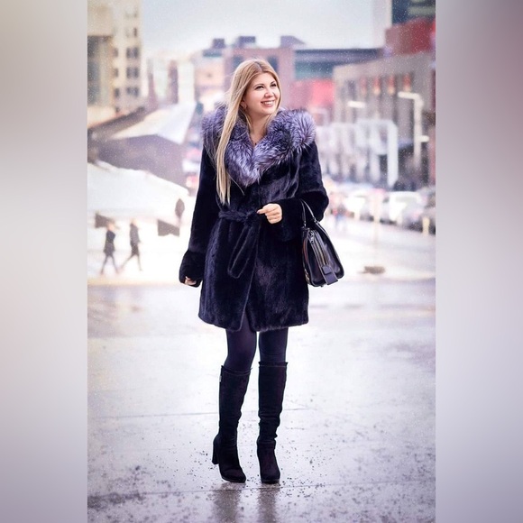 Mink Fur Coat with Silver Fox Hood – Black – Excellent Condition - Picture 3 of 16